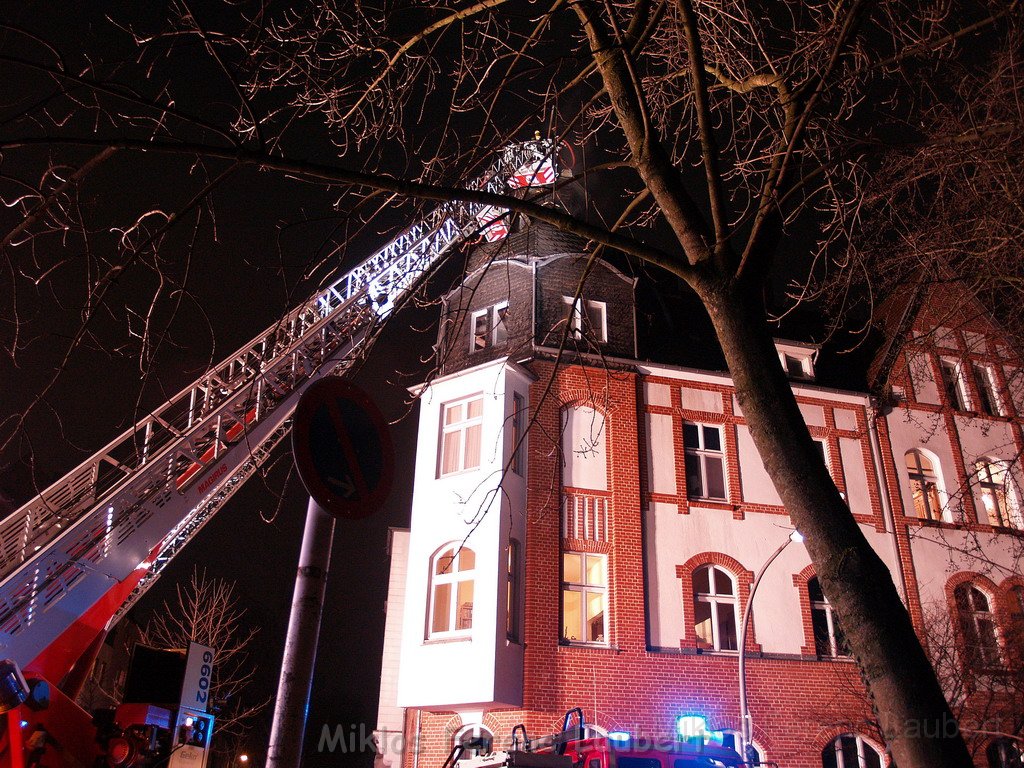 Feuer 3 Dachstuhlbrand Koeln Muelheim Gluecksburgstr P192.JPG